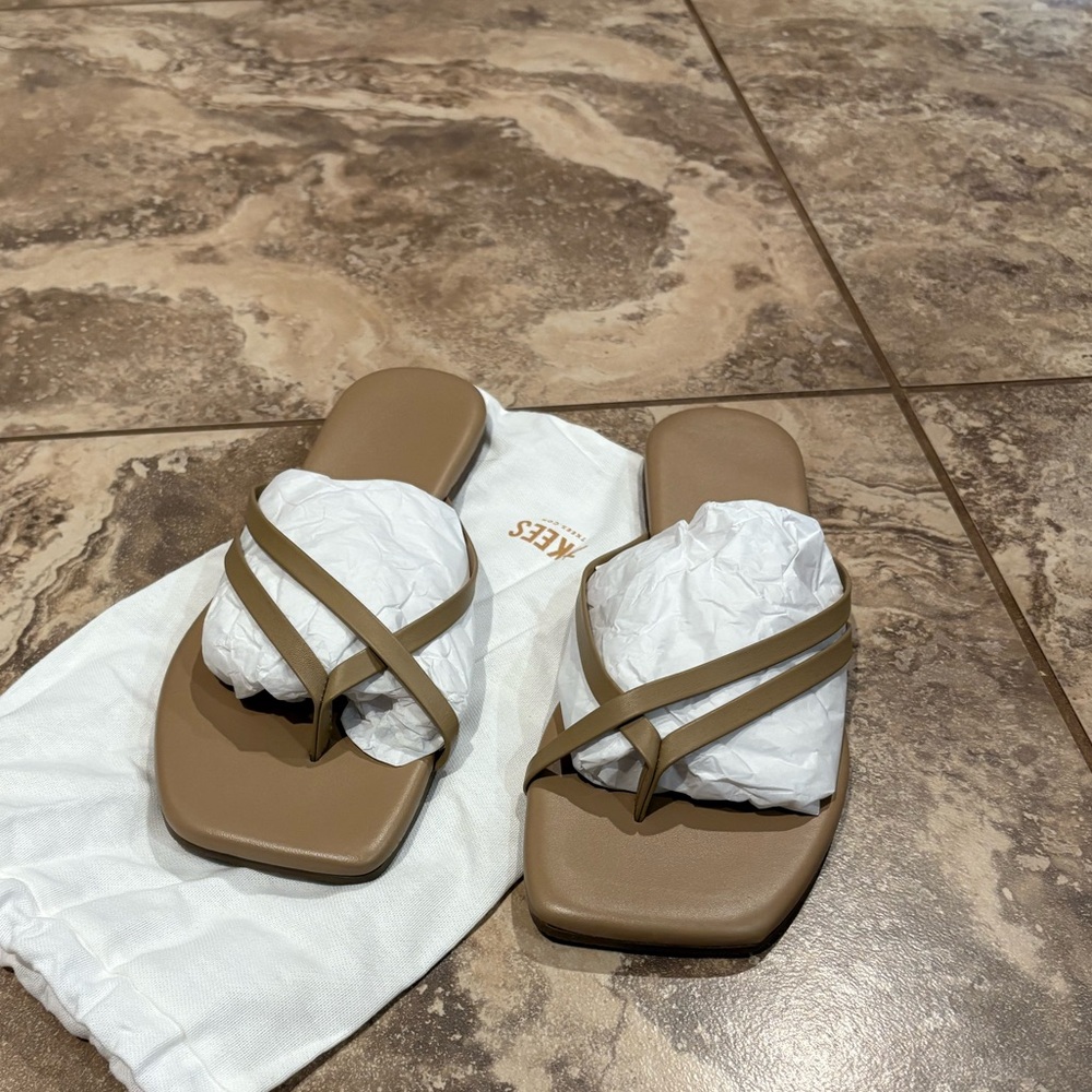 NWT Tkees sandal